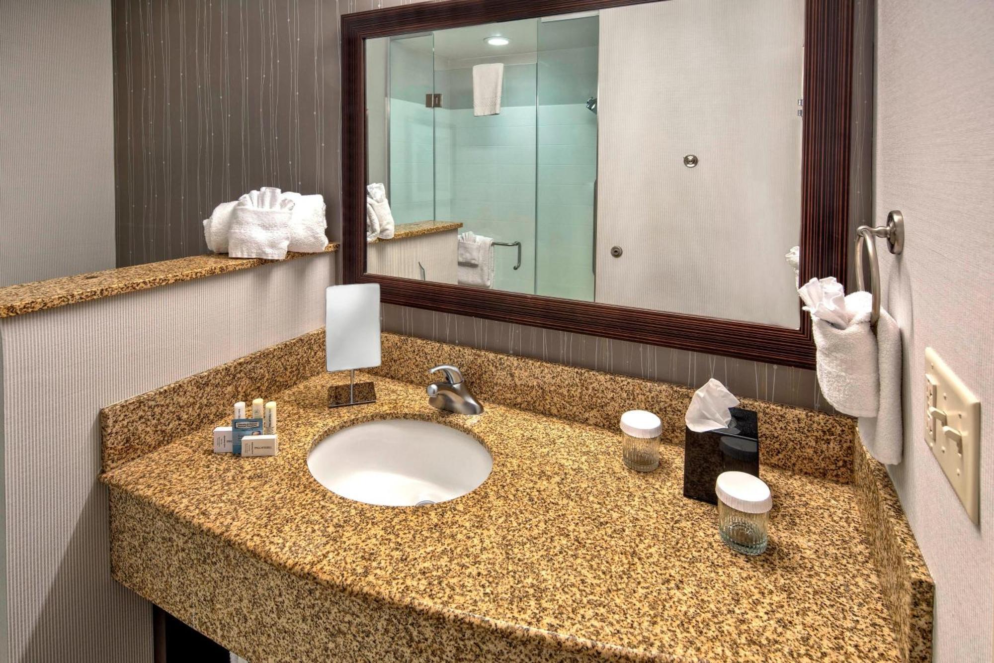 คอร์ตยาร์ด อเล็กซานเดรีย Hotel ภายนอก รูปภาพ