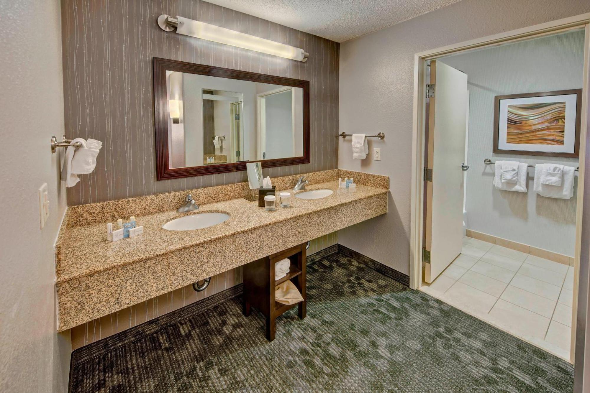 คอร์ตยาร์ด อเล็กซานเดรีย Hotel ภายนอก รูปภาพ